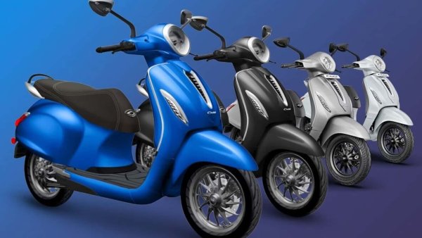 Тази марка е известна в Италия, родината на Vespa, тъй като през 90-те години Chetak 125 и 150 са доста популярни. То те не са нищо друго освен Vespa, правени на Апенините след приключването на сътрудничеството с Piaggio за лицензирано производство. Bajaj е вторият по големина производител на скутери в света и четвъртият световен производител на мотоциклети. Първият след японските гиганти с повече от един милион превозни средства, произведени всяка година. И в момента продължава сглобяването на моделите Chetak, които са структурно различни от предишните такива, разработени са си от инжентери на компанията. 

Подобно на последното поколение Vespa, Chetak имат съвременен стил, но винаги близо до успешния италиански. Линиите са меки, електронното оборудване е завършено, а двигателят е електрически, с мощност 5,5 HP, захранван от 3 kWh литиево-йонна батерия, която може да се презарежда за приблизително 5 часа. Предлагат се два режима на шофиране, Eco и Sport, с пробег съответно до 95 и 85 км. Цените на Chetak започват от 123 319 рупии за версията Urban access, което съответства на приблизително 1350 евро. Не се предвижда внос в Европа, въпреки че Bajaj има важна роля в акционерната структура на Ktm.
